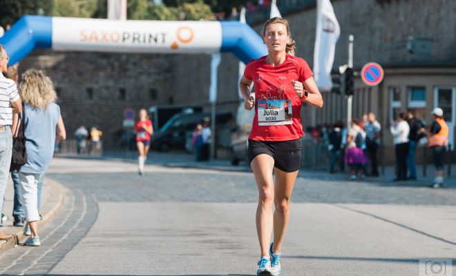 Julia Goossens beim Frauenlauf auf Rang Drei